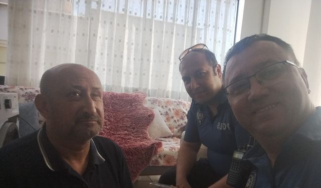 Görme engelli vatandaşın yardımına polis koştu