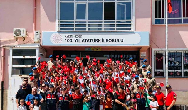 Jandarma sürprizle geldi, çocuklar sevindi