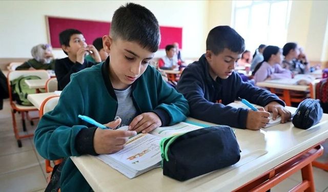 Sınıfta kalma şartları neler? Ortaokulda devamsızlıktan sınıfta kalma var mı?