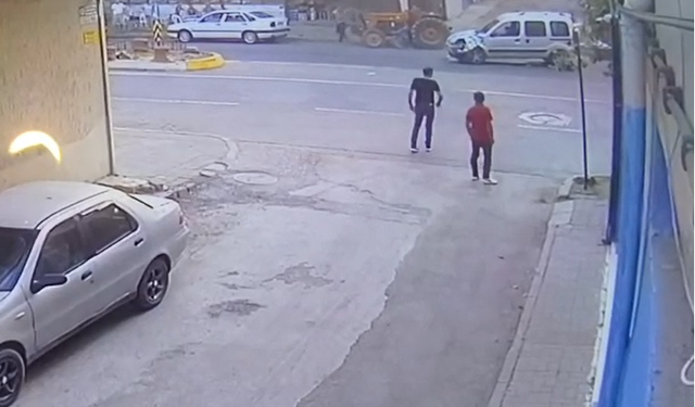 Nazilli’de kaza: Traktörle ticari araç birbirine girdi