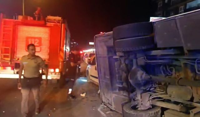Kuşadası’nda tur midibüsü devrildi, yaralılar var