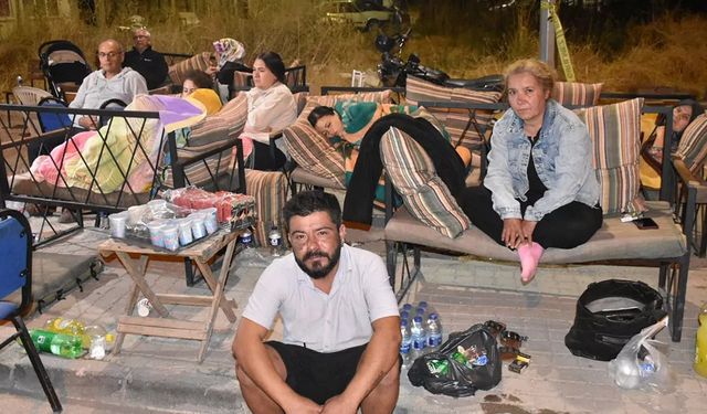 Balıkesirliler geceyi sokakta geçirdi