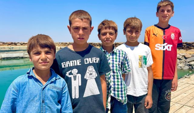 Sodalı Van Gölü çocukların saçlarını sarıya boyuyor