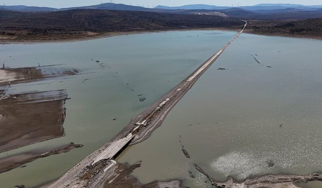 Baraj Suları Çekildi, Eski İzmir-Çeşme Yolu Ortaya Çıktı