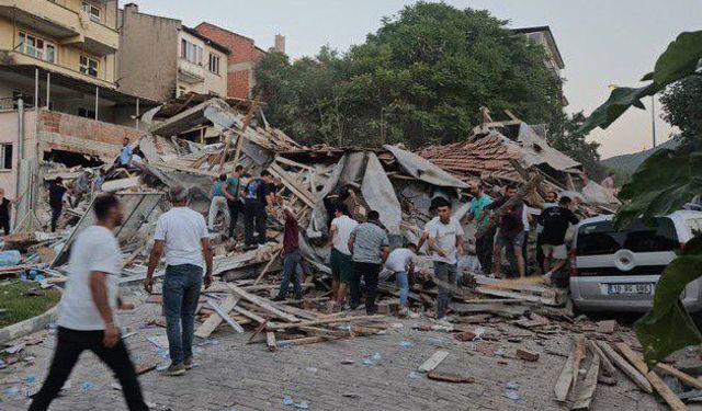 Enkaz kaldırma çalışmaları devam ediyor