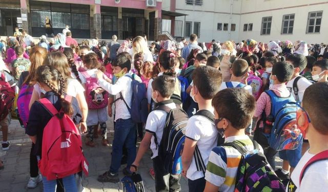 Zorunlu kıyafet geri geliyor