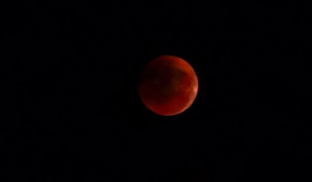 Kanlı Ay tutulması eşsiz bir görsel şölen sundu