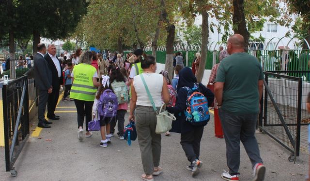 Ders zili çaldı öğrenciler okula koştu