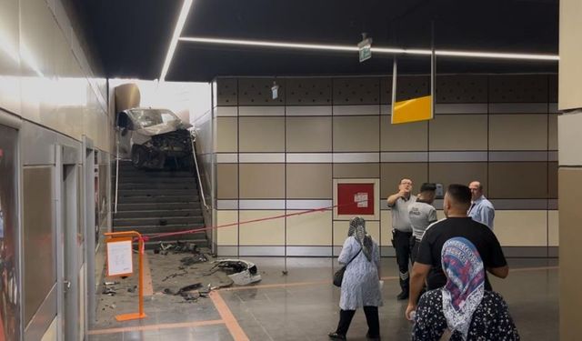 Hafif ticari aracıyla metro istasyonuna daldı