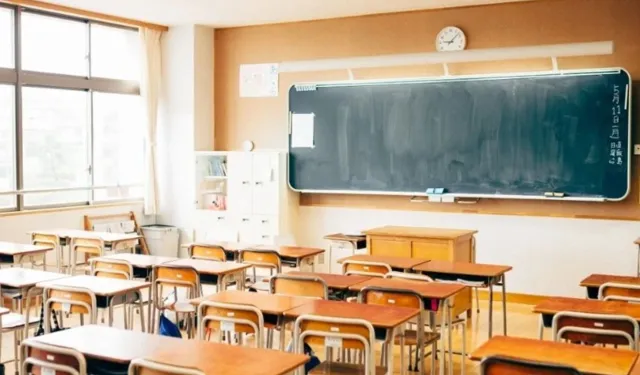 Aydınlı öğretmen görev yaptığı okulu kendi imkanlarıyla yeniden yaptırıyor