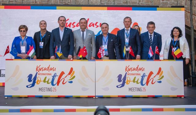 Kuşadası'ndan Dünyaya 'Barış Manifestosu'! 8 Ülkeden Gençlik Buluşması Tarihi Kervansaray'da Son Buldu: Gazze Mesajı Damga Vurdu