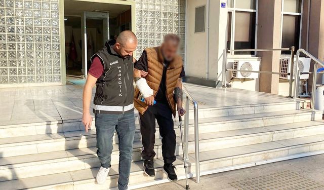 Aydın’da Operasyon: Yaralı Hâliyle Uyuşturucu Satmaya Devam Etti! Koltuk Değneğiyle Cezaevine Gönderildi