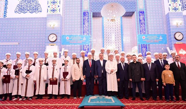 Efeler’de Kuran Kursu Geleneği Sürüyor: 26 Genç Hafız İcazet Aldı