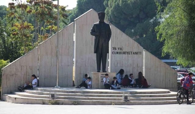 Aydın’da Öğrenciler Yemeklerini Sokakta Taş Üstünde Yiyor!