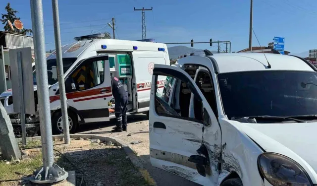 Fethiye’de Ambulansla Ticari Araç Çarpıştı: İkisi Hafif Üç Kişi Hastaneye Kaldırıldı