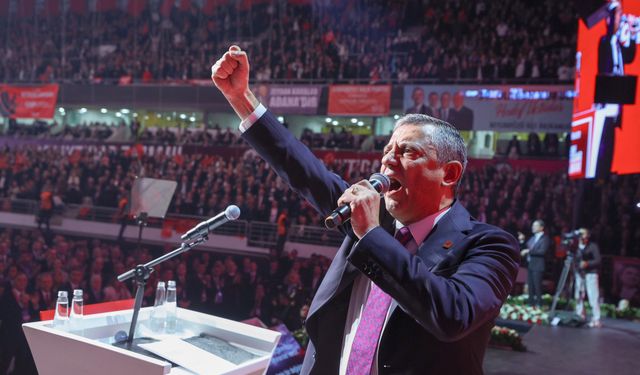 Özgür Özel oy kullanan tüm delegelerin oyunu alarak genel başkan seçildi