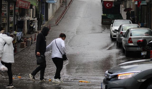 Aydın’da on beş dakikalık yağmur, yolları göle döndürdü