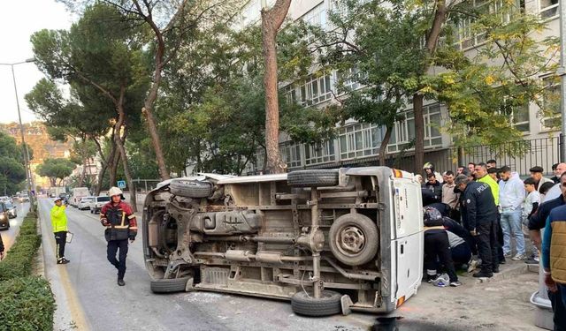 Efeler'de kaldırıma çarpıp takla attı