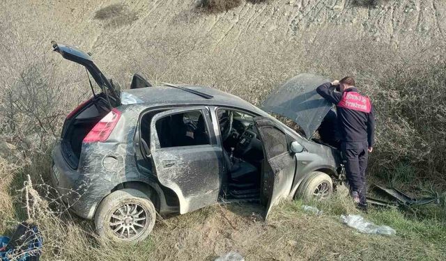 Efeler'de otomobil kontrolden çıktı: 3 yaralı