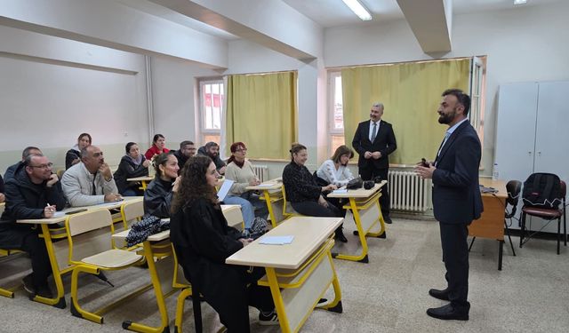 Efeler’de Öğretmenlere Nurettin Topçu’nun Eğitim Felsefesi Anlatıldı