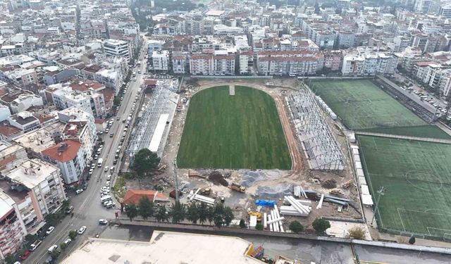 Adnan Menderes Stadyumu'nda çim serildi