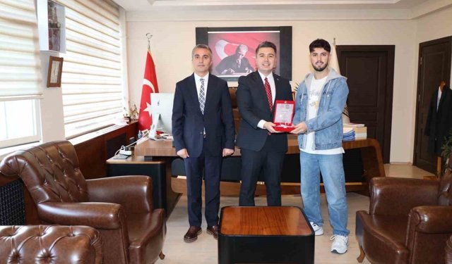 Sanatıyla Karacasu'ya değer katan öğrenci plaketle onurlandırıldı