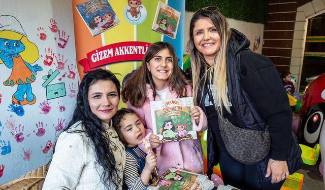 Minik okurlar Gizem öğretmenin imza gününde buluştu