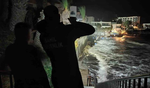 Kuşadası'nda dev dalgalar dehşet saçtı: Beş yıldızlı otelin iskelesi işçilere mezar oldu