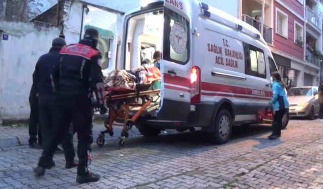 Efeler'de yakınlarının haber alamadığı kadın yatağında baygın bulundu