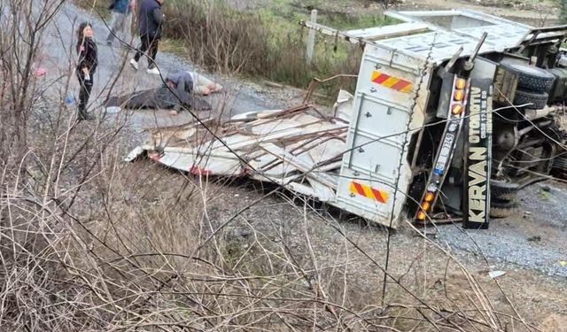 Kuşadası'nda kontrolden çıkan kamyon tali yola uçtu: 1 ölü, 1 yaralı