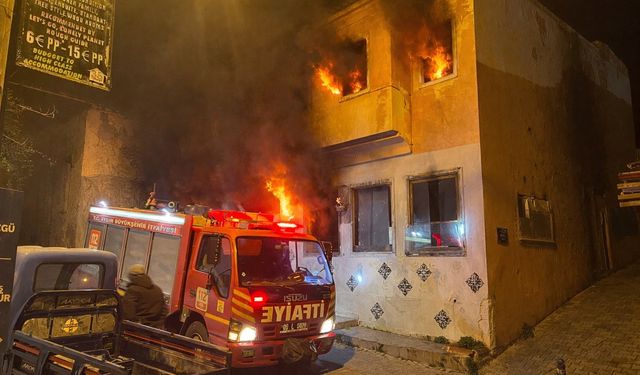 Kuşadası'nda metruk binada yangın