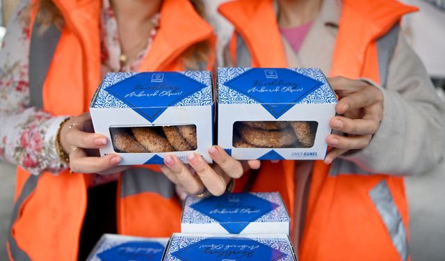 Kuşadası Belediyesinden kandil simidi İkramı