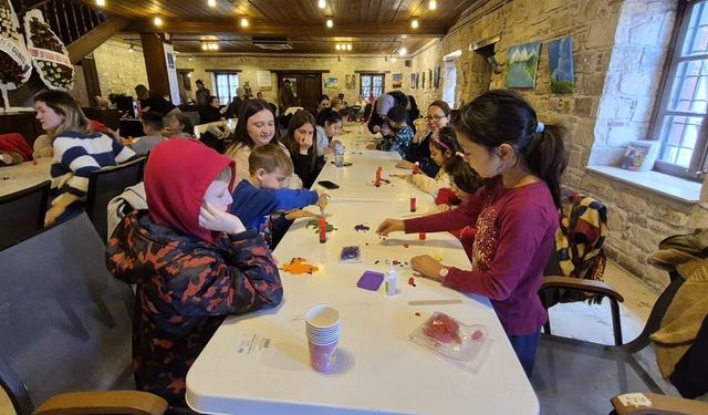 Minikler Kendi Yaptıkları Kuklalar ile Hayal Dünyasına Yolculuk Yaptı.