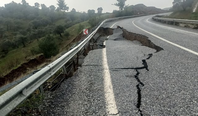 İncirliova’da kırsal mahalleleri bağlayan yol çöktü