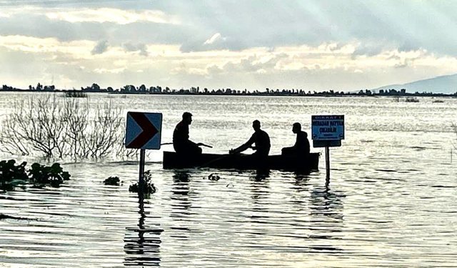 Söke’de hayat kayıklarla sürüyor