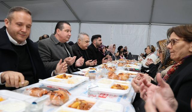 Mustafa Savaş kent meydanında vatandaşlarla iftar yaptı