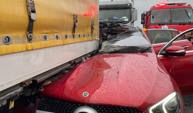 Otobanda tıra arkadan çarpan otomobil hurdaya döndü: 2 yaralı