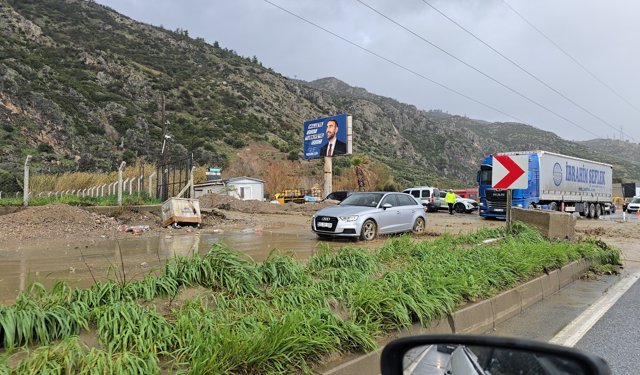 Dağdan akan sular Söke Karayolunu kapattı