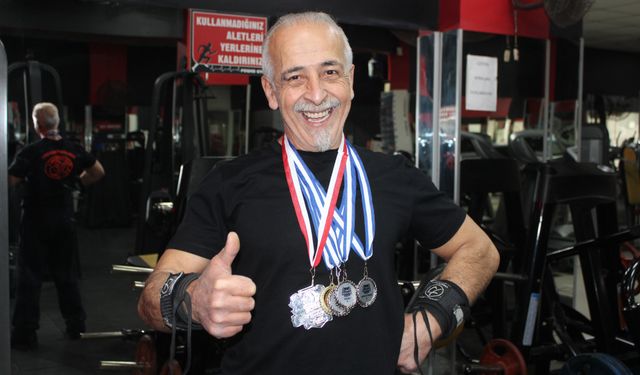 Rakip bulamayan ve gençlerle yarışan 65 yaşındaki Hakkı Bozat 420 kilo kaldırdı