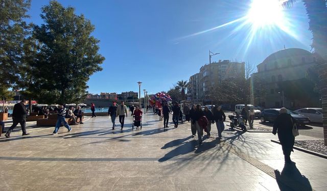 Aydın'da güneş yüzünü gösterdi, çarşıya bahar havası geldi