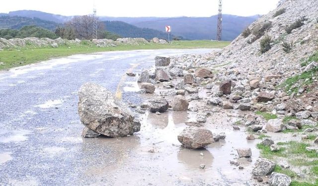 Yağış sonrası toprak kaydı, kayalar yolu kapattı