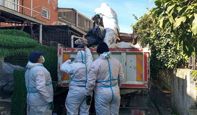 Aydın'da iki çöp evden 13 kamyon çöp çıktı