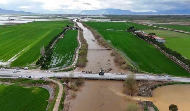 Büyük Menderes nehri, köprü seviyesine yükseldi