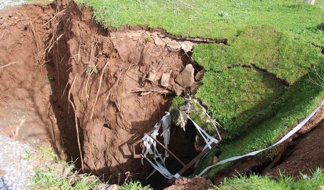 Efeler’de yol çöktü obruk oluştu