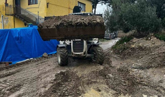 Efeler'den sağanak yağışa hızlı müdahale