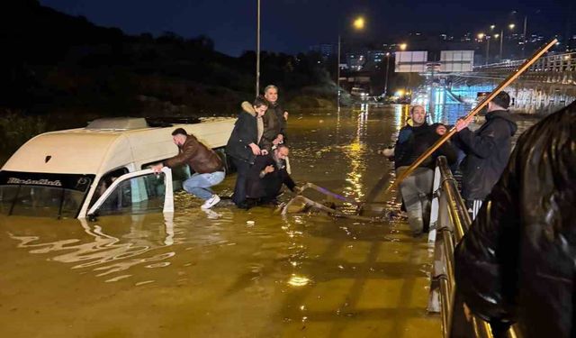 Kuşadası'nda sele kapılan minibüste can pazarı