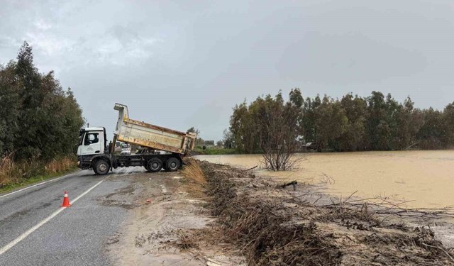 Söke Bağarası yolundaki taşkına ekipler müdahale etti