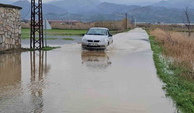 Sultanhisar'da kurutma kanalı taştı, tarım arazileri göle döndü