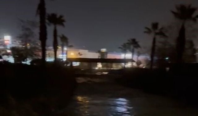 Kuşadası'nda dere taştı, alışveriş merkezi sular altında kaldı