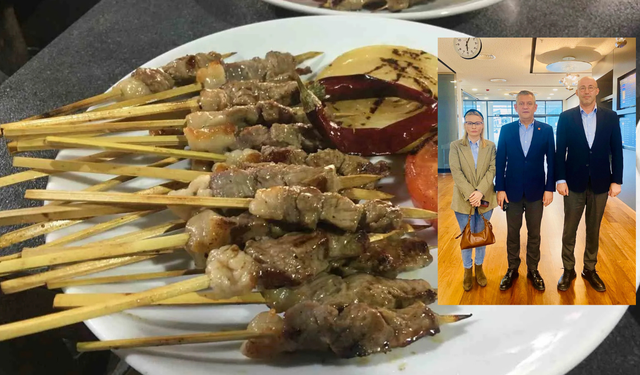 CHP lideri Özgür Özel Ortaklar'da çöp şiş yedi